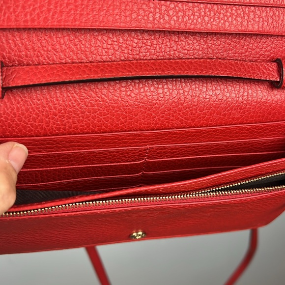 Gucci solid red dollar pebbled leather swing wallet w/ adjustable shoulder strap - Picture 7 of 17